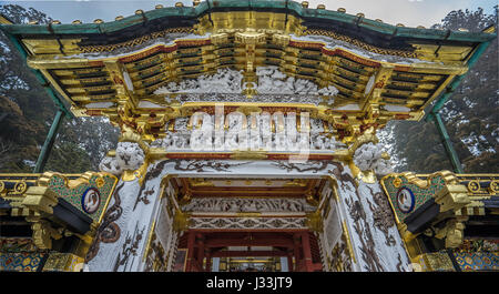 Dettaglio del porta Karamon voglie laccato con oro e nero al Nikko Toshogu sacrario scintoista. Situato in Nikko, Prefettura di Tochigi, Giappone. Foto Stock