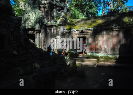 Bambini i visitatori a giocare presso il cortile interno del Ta Prohm tempio, Siem Reap, Cambogia. © Anastasia Ika Foto Stock