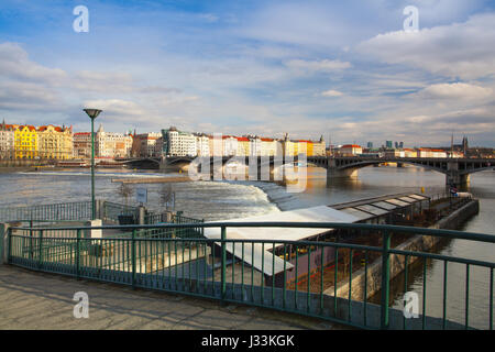 Praga, Repubblica Ceca - Marzo 20,2017: vista sul panorama di Praga con Jirasek bridge al tramonto.i ponti di Praga arching sul fiume Moldava sono Foto Stock