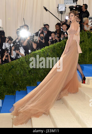 Gigi Hadid frequentando il Metropolitan Museum of Art Costume Institute Gala benefici 2017 in New York, Stati Uniti d'America. Foto Stock