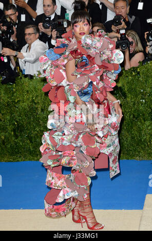 Rihanna frequentando il Metropolitan Museum of Art Costume Institute Gala benefici 2017 in New York, Stati Uniti d'America. Stampa foto di associazione. Picture Data: lunedì 1 maggio, 2017. Vedere PA Storia SHOWBIZ Gala. Foto di credito dovrebbe leggere: Aurore Marechal/PA FILO Foto Stock