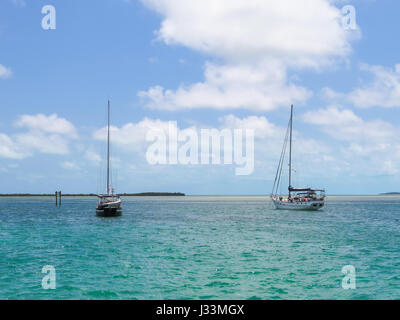 Barche a vela ancorata nella città di Alice, nelle Isole Bimini, Bahamas. Foto Stock