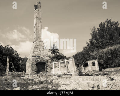 Abbandonato guardiano camino, su una piccola chiave, in Bahamas. Foto Stock