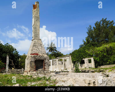 Abbandonato guardiano camino, su una piccola chiave, in Bahamas. Foto Stock