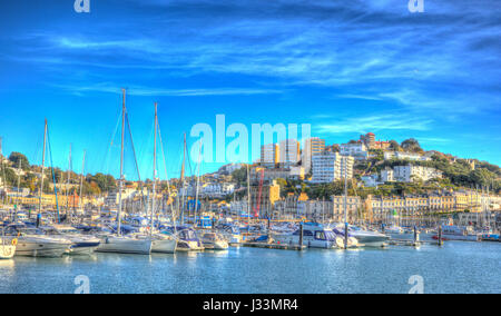 Torquay Devon la Riviera Inglese con barche e yacht in colorate HDR Foto Stock