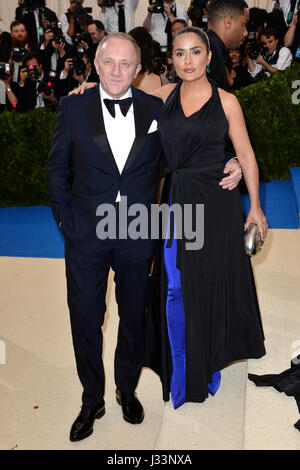 Francois-Henri Pinault e Salma Hayek frequentando il Metropolitan Museum of Art Costume Institute Gala benefici 2017 in New York, Stati Uniti d'America. Foto Stock