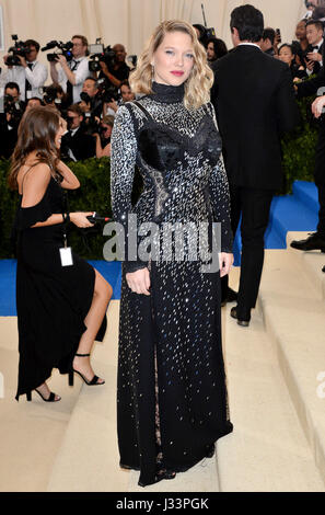 Lea Seydoux frequentando il Metropolitan Museum of Art Costume Institute Gala benefici 2017 in New York, Stati Uniti d'America. Foto Stock