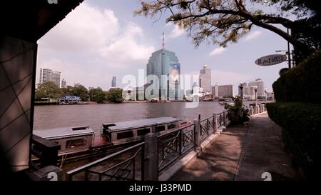 Passeggiata lungo il Fiume Chao Phraya Thonburi lato Foto Stock