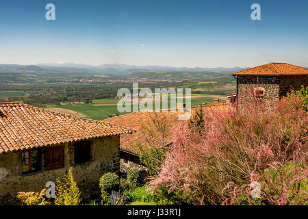 Villaggio Usson etichettati Les Plus Beaux Villages de France, i più bei villaggi di Francia. Vista sulla pianura Limagne. Puy-de-Dome. Auvergne. Francia Foto Stock