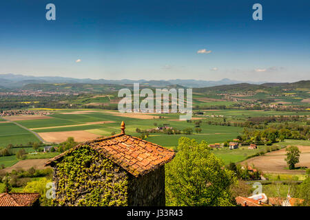 Usson villaggio etichettato Les Plus Beaux Villages de France, i più bei villaggi di Francia. Vista sulla pianura di Limagne. Puy-de-Dome. Auvergne. Francia Foto Stock