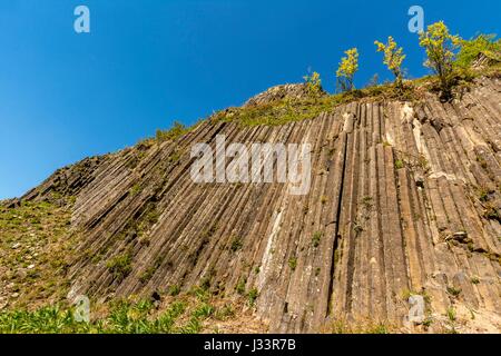 Colonne basaltiche di Usson, villaggio etichettato Les Plus Beaux Villages de France, i più bei villaggi di Francia, Puy-de-Dome, Auvergne, Francia Foto Stock