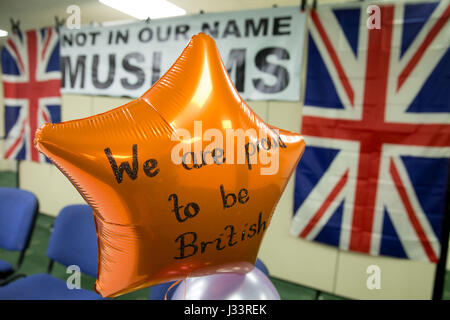 La moschea di Birmingham svoltasi a British Tea party il giorno della Difesa inglese League ha tenuto un rally in Birmingham Foto Stock