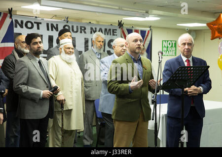 La moschea di Birmingham svoltasi a British Tea party il giorno della Difesa inglese League ha tenuto un rally in Birmingham Foto Stock