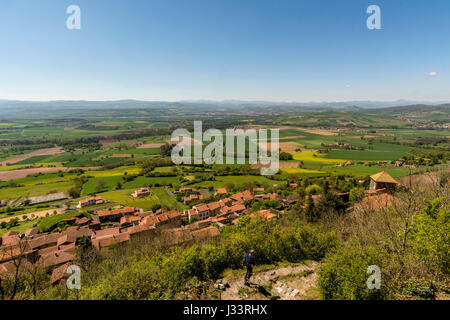 Villaggio Usson etichettati Les Plus Beaux Villages de France, i più bei villaggi di Francia. Vista sulla pianura Limagne. Puy-de-Dome. Auvergne. Francia Foto Stock