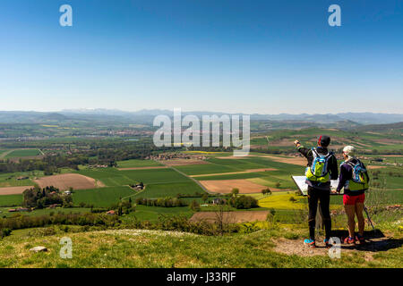 Gli scuotipaglia osservando la pianura di limagne dal tumulo di Usson. Puy-De-Dome. Auvergne. Francia Foto Stock