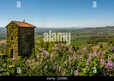 Villaggio Usson etichettati Les Plus Beaux Villages de France, i più bei villaggi di Francia. Vista sulla pianura Limagne. Puy-de-Dome. Auvergne. Francia Foto Stock