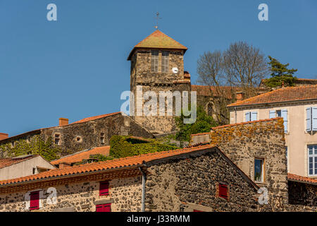 Usson villaggio etichettato Les Plus Beaux Villages de France, i più bei villaggi di Francia. Puy-de-Dome Auvergne-Rodano-Alpi, Francia Foto Stock