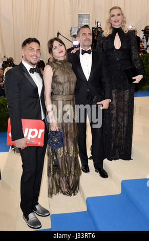 Defrancesco Char, Frances Bean Cobain, Marc Jacobs e Courtney Love frequentando il Metropolitan Museum of Art Costume Institute Gala benefici 2017 in New York, Stati Uniti d'America. Stampa foto di associazione. Picture Data: lunedì 1 maggio, 2017. Vedere PA Storia SHOWBIZ Gala. Foto di credito dovrebbe leggere: Aurore Marechal/PA FILO Foto Stock
