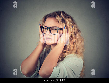 Triste donna con preoccupato ha sottolineato volto alla ricerca di espressione sopraffatto avente mal di testa Foto Stock