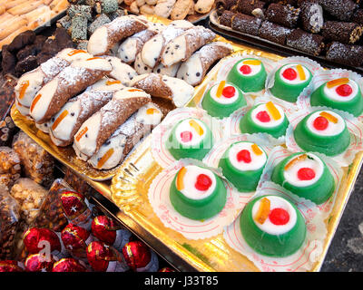 Cucina siciliana: cannoli cassata e. Foto Stock