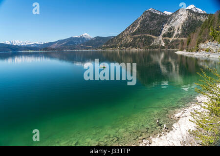 Il pescatore in seinem Ruderboot auf dem Walchensee, Kochel am See, Bayern, Deutschland | Pescatore pesca dalla sua barca a remi sul Lago di Walchen, Kochel am Foto Stock