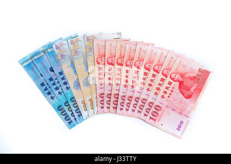 Diffusione del 1000, 500 e 100 nuovi dollari di Taiwan bill isolati su sfondo bianco Foto Stock