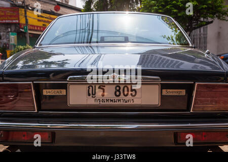 BANGKOK, Tailandia - 24 aprile: Jaguar Sovereign parcheggiato sulla strada di Bangkok il 24 aprile 2016 a Bangkok, in Thailandia. Foto Stock