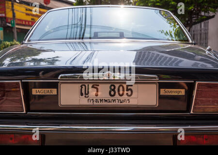 BANGKOK, Tailandia - 24 aprile: Jaguar Sovereign parcheggiato sulla strada di Bangkok il 24 aprile 2016 a Bangkok, in Thailandia. Foto Stock