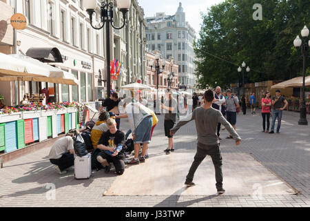 Mosca, Russia - 24 giugno: Guy dancing breakdance circondato dal suo equipaggio sul Arbat Street nel centro storico di Mosca il 24 giugno 2015 in Mos Foto Stock