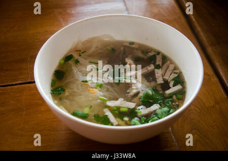 Vietnamese noodle soup con carne chiamato Pho servita con verdure per colazione in Thailandia. Foto Stock