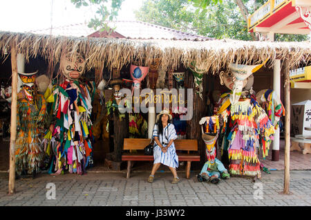 Asian thai viaggiatori donna indossa maschera testa con il costume di Phi Ta Khon danza e giocare al Phi Ta Khon Museum di Wat Phon Chai il 22 febbraio 2017 Foto Stock