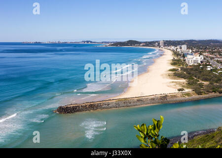 Vista da Burleigh teste Parco Nazionale su una soleggiata giornata estiva che si affaccia su Palm Beach e Currumbin, Gold Coast, Queensland, Australia Foto Stock