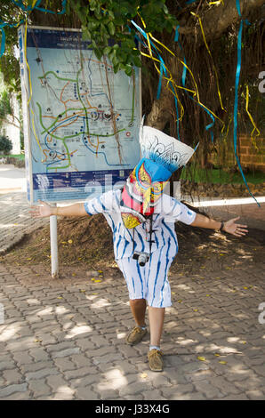 Asian thai viaggiatori donna indossa maschera testa con il costume di Phi Ta Khon danza e giocare al Phi Ta Khon Museum di Wat Phon Chai il 22 febbraio 2017 Foto Stock