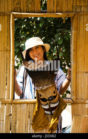 Asian thai viaggiatori donna indossa maschera testa con il costume di Phi Ta Khon danza e giocare al Phi Ta Khon Museum di Wat Phon Chai il 22 febbraio 2017 Foto Stock