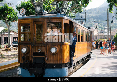 In tram dalla stazione ferroviaria di Soller. Attrazione di viaggio di Mallorca. Tram d'epoca corre da Palma de Mallorca per Soller Foto Stock