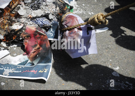 La striscia di Gaza, la striscia di Gaza. 02Maggio, 2017. Un chiamato Hamas e altre fazioni palestinesi bruciando un poster raffigurante il presidente palestinese Mahmoud Abbas durante una manifestazione di protesta contro il blocco da Gaza nella città di Gaza, 2 maggio 2017. I residenti di Gaza, vivendo in 2 milioni di persone vivono in circa 16 tagli di potenza di un giorno. Credito: Nidal Alwaheidi/Pacific Press/Alamy Live News Foto Stock