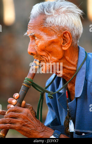 Flautista in un tempio. Si Satchanalai parco storico, Thailandia. Foto Stock