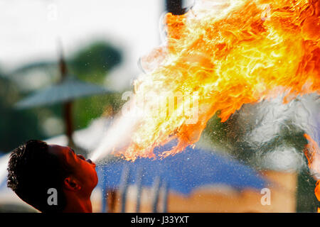 Incendio respirazione in occasione della "Loi krathong' festival. Sukhothai, Thailandia. Foto Stock