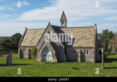 Montare la gioia cappella del cimitero Newport Isle of Wight giornata soleggiata luce cloud wispy prato in primo piano forte ombra Foto Stock