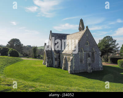 Montare la gioia cappella del cimitero Newport Isle of Wight giornata soleggiata luce cloud wispy prato in primo piano forte ombra Foto Stock