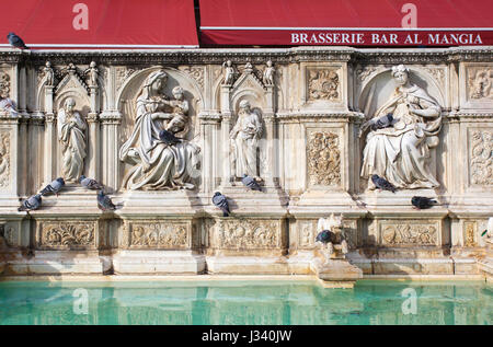 Fonte Gaia (''fontana del mondo''). Piazza del Campo a Siena. Toscana, Italia. Foto Stock