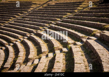 File di posti a sedere presso il Teatro Greco (teatro greco - 3° C. BC), Taormina, Sicilia, Italia Foto Stock