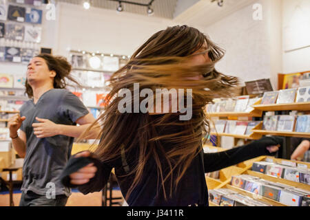 I giovani ballare in un archivio di record Foto Stock