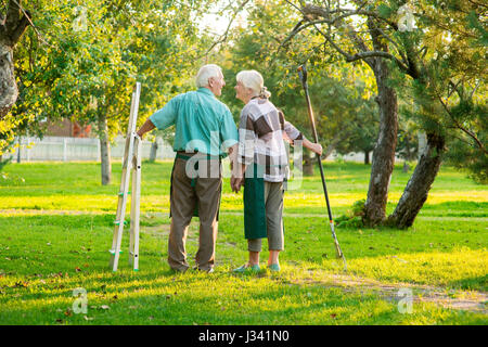 Coppia senior Holding Hands, estate. Foto Stock