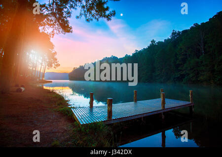 Splendido sole nascente sky scenic a pang ung più popolare destinazione di viaggio a Mae Hong Son nord della Thailandia Foto Stock