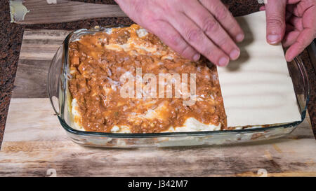 Preparazione di lasagne in salsa bolognese Foto Stock