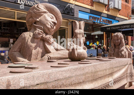 Alice nel Paese delle Meraviglie statua in Golden Square. Warrington Town Center. Foto Stock