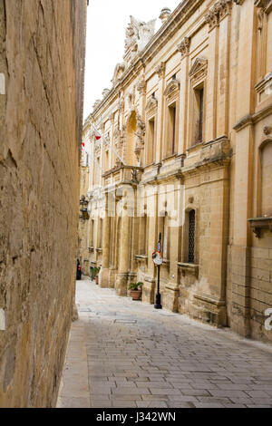 Le strette stradine e passaggi medievale della città fortificata di Mdina nella regione settentrionale di Malta invitano i visitatori a esplorare. Mdina, Malta. Foto Stock