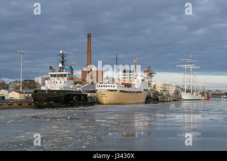 Turku e Swan di Finlandia (Suomen Joutsen) visto alla foce del fiume Aura nel febbraio 2017, Finlandia Foto Stock