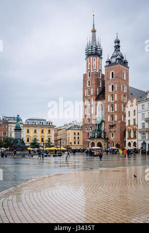 Cracovia in Polonia - 19 ottobre 2016. Cracovia la piazza principale del mercato in un giorno di pioggia in autunno. Foto Stock